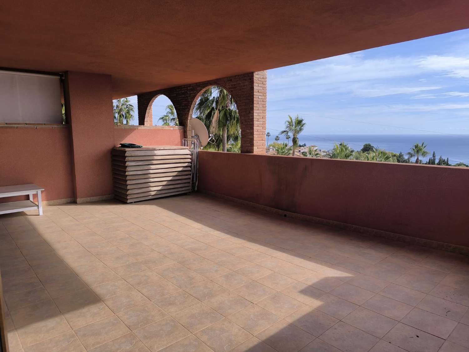 LANGSIKTIG TIL LEIE FRA NÅ AV VAKKER LEILIGHET MED HAVUTSIKT I ALTOS DEL HIGUERON