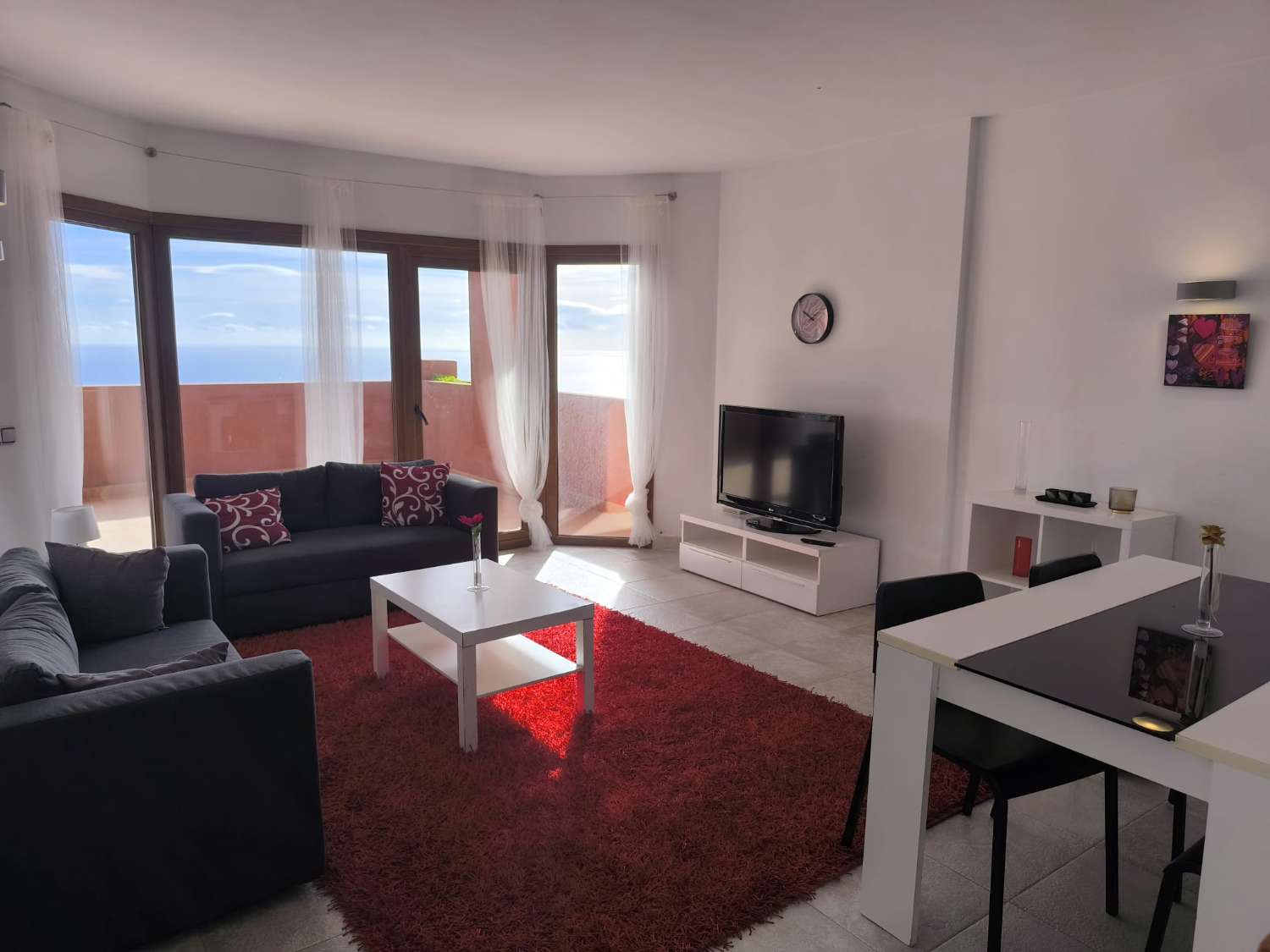 LANGSIKTIG TIL LEIE FRA NÅ AV VAKKER LEILIGHET MED HAVUTSIKT I ALTOS DEL HIGUERON