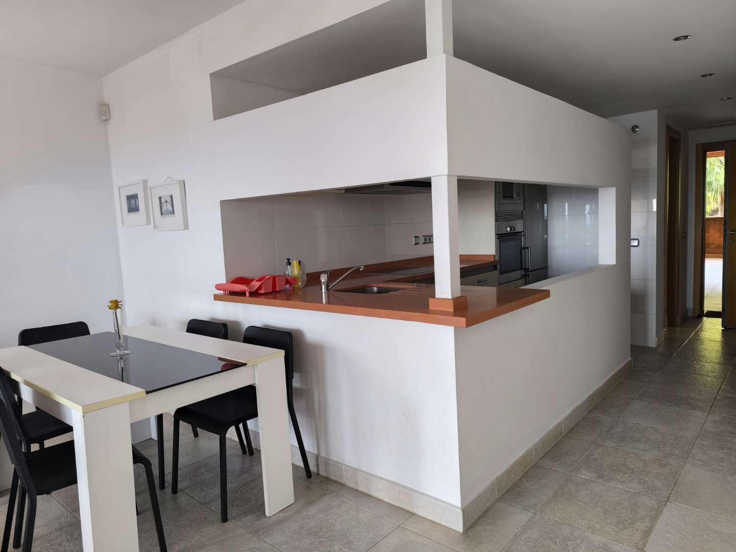 LANGSIKTIG TIL LEIE FRA NÅ AV VAKKER LEILIGHET MED HAVUTSIKT I ALTOS DEL HIGUERON