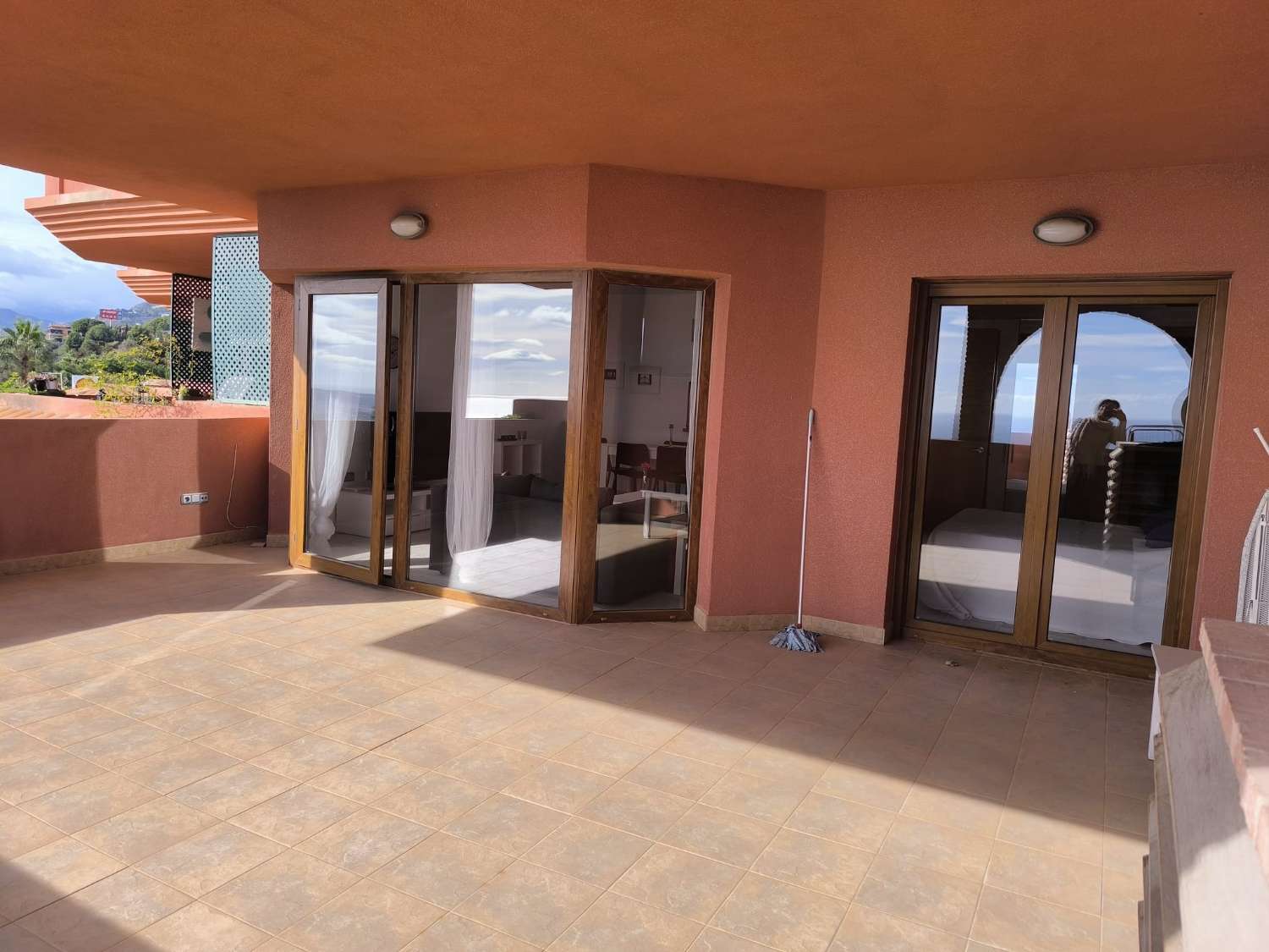 LANGSIKTIG TIL LEIE FRA NÅ AV VAKKER LEILIGHET MED HAVUTSIKT I ALTOS DEL HIGUERON