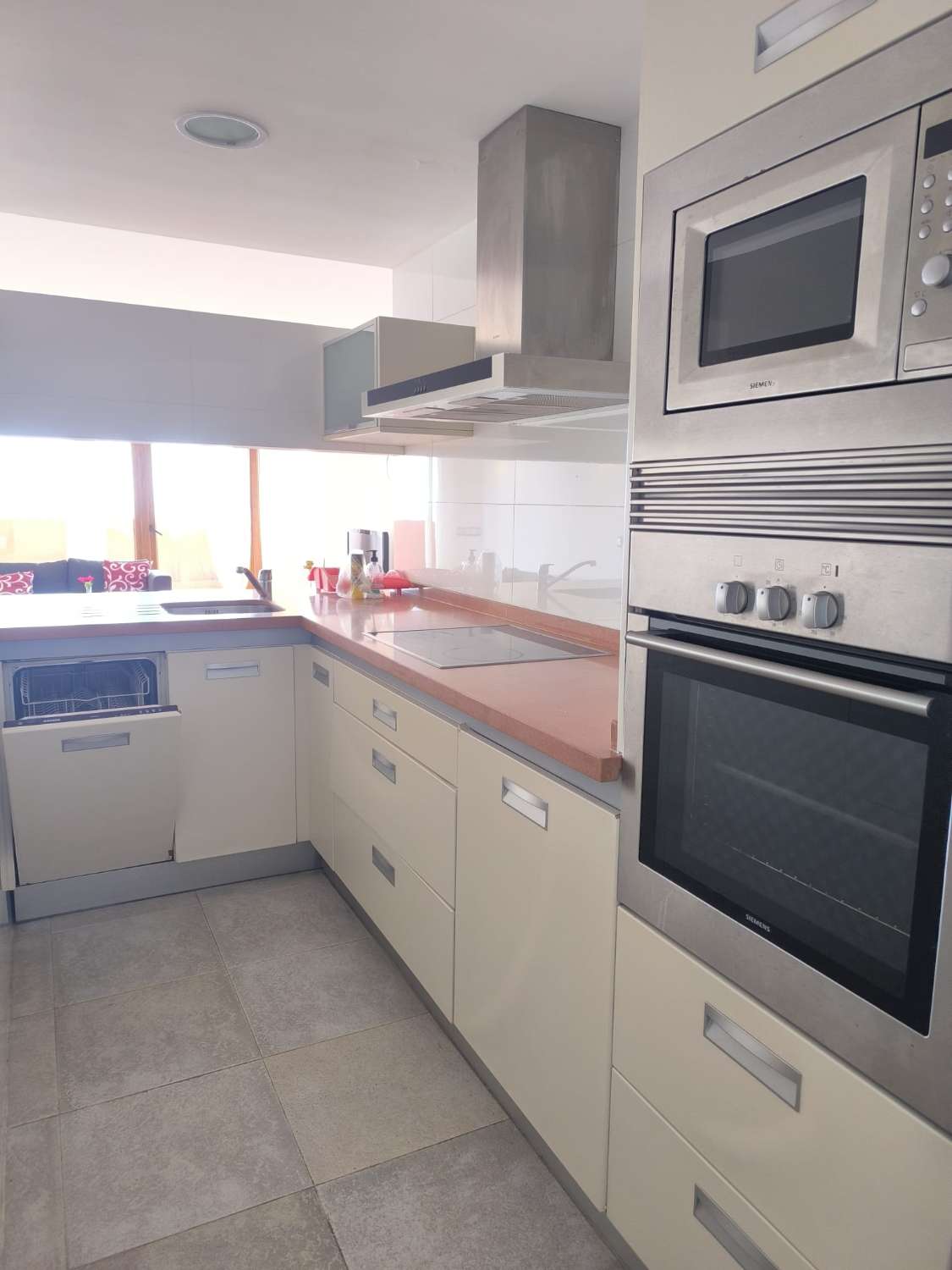 LANGSIKTIG TIL LEIE FRA NÅ AV VAKKER LEILIGHET MED HAVUTSIKT I ALTOS DEL HIGUERON