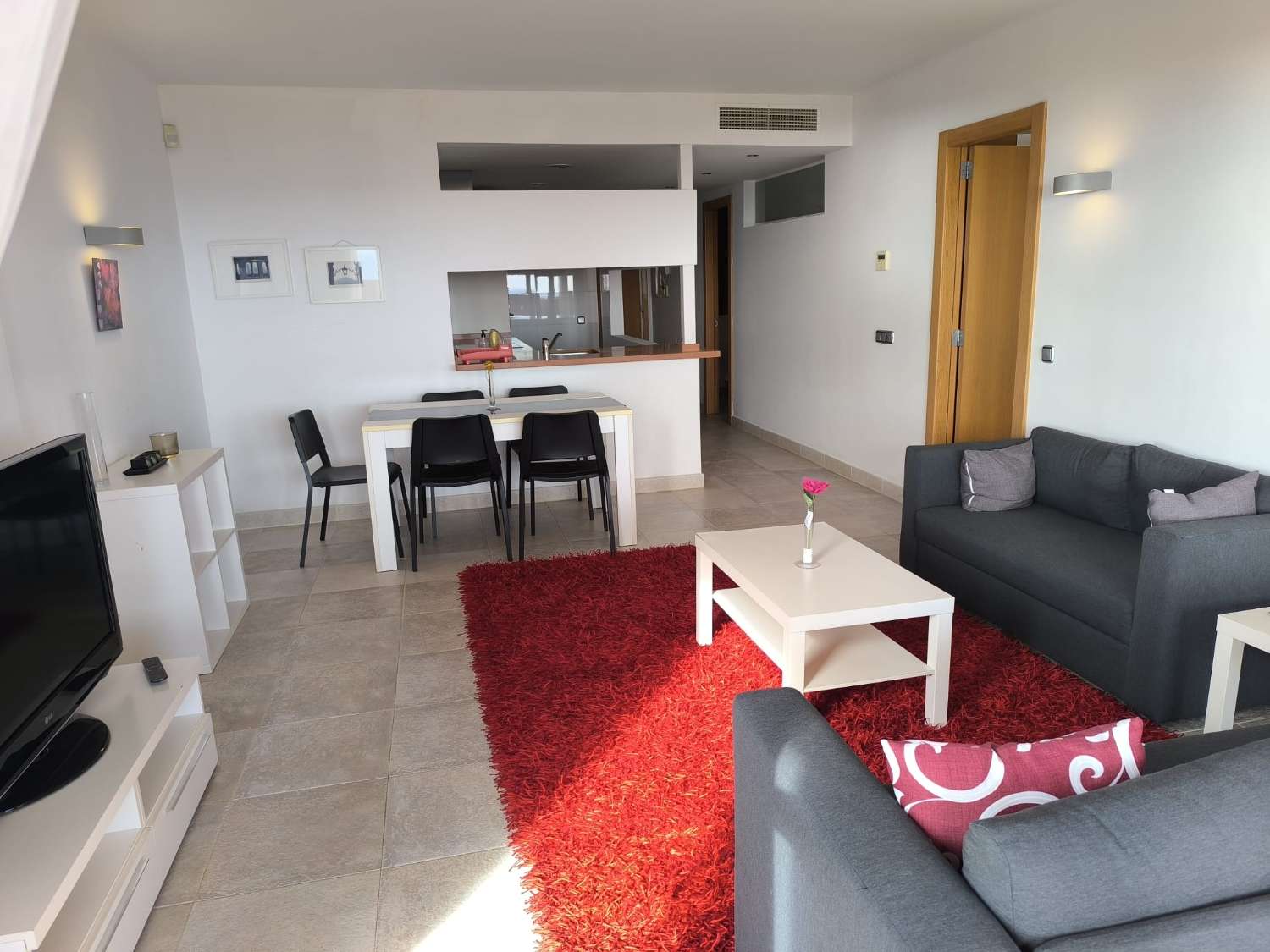 LANGSIKTIG TIL LEIE FRA NÅ AV VAKKER LEILIGHET MED HAVUTSIKT I ALTOS DEL HIGUERON