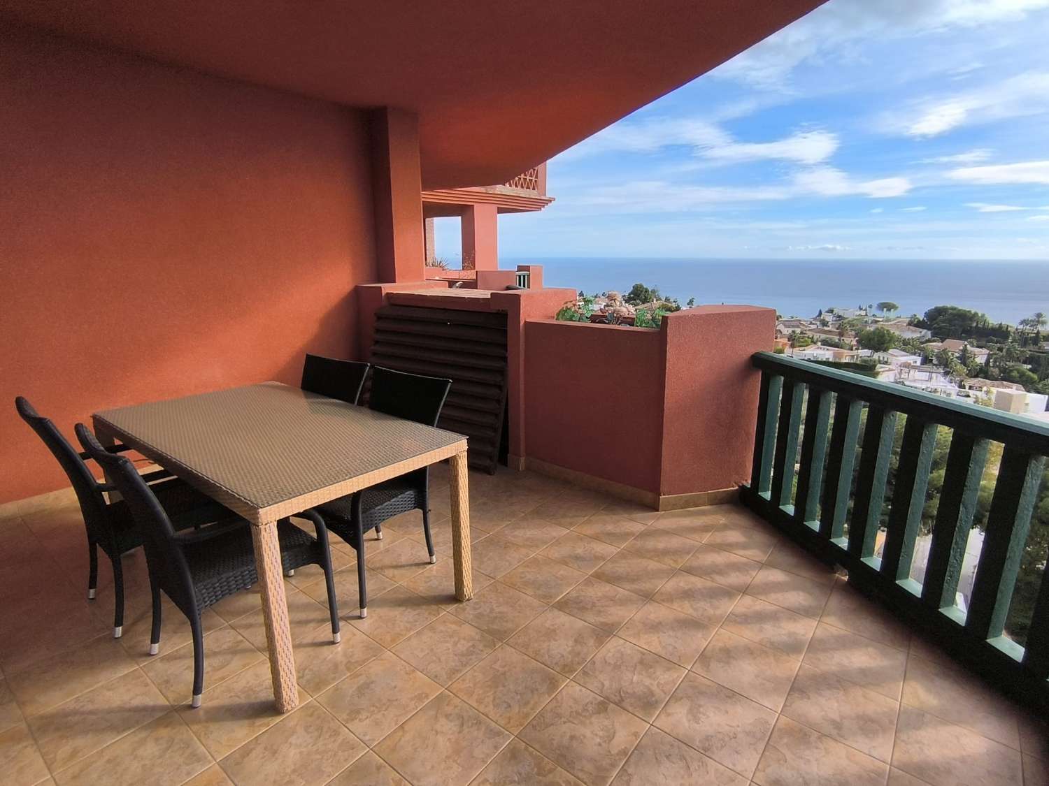 LANGSIKTIG TIL LEIE FRA NÅ AV VAKKER LEILIGHET MED HAVUTSIKT I ALTOS DEL HIGUERON