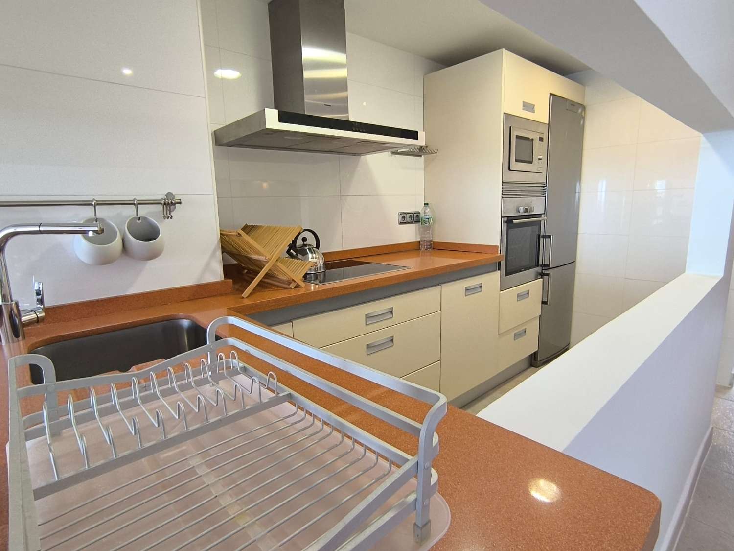 LANGSIKTIG TIL LEIE FRA NÅ AV VAKKER LEILIGHET MED HAVUTSIKT I ALTOS DEL HIGUERON