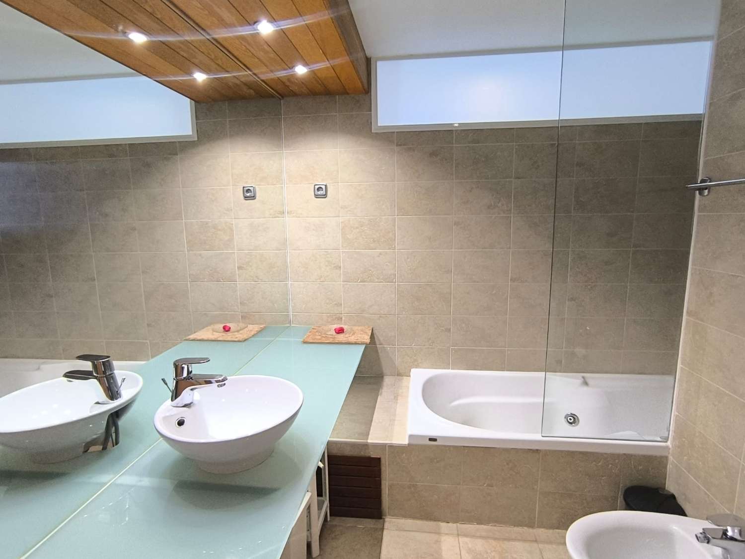 LANGSIKTIG TIL LEIE FRA NÅ AV VAKKER LEILIGHET MED HAVUTSIKT I ALTOS DEL HIGUERON