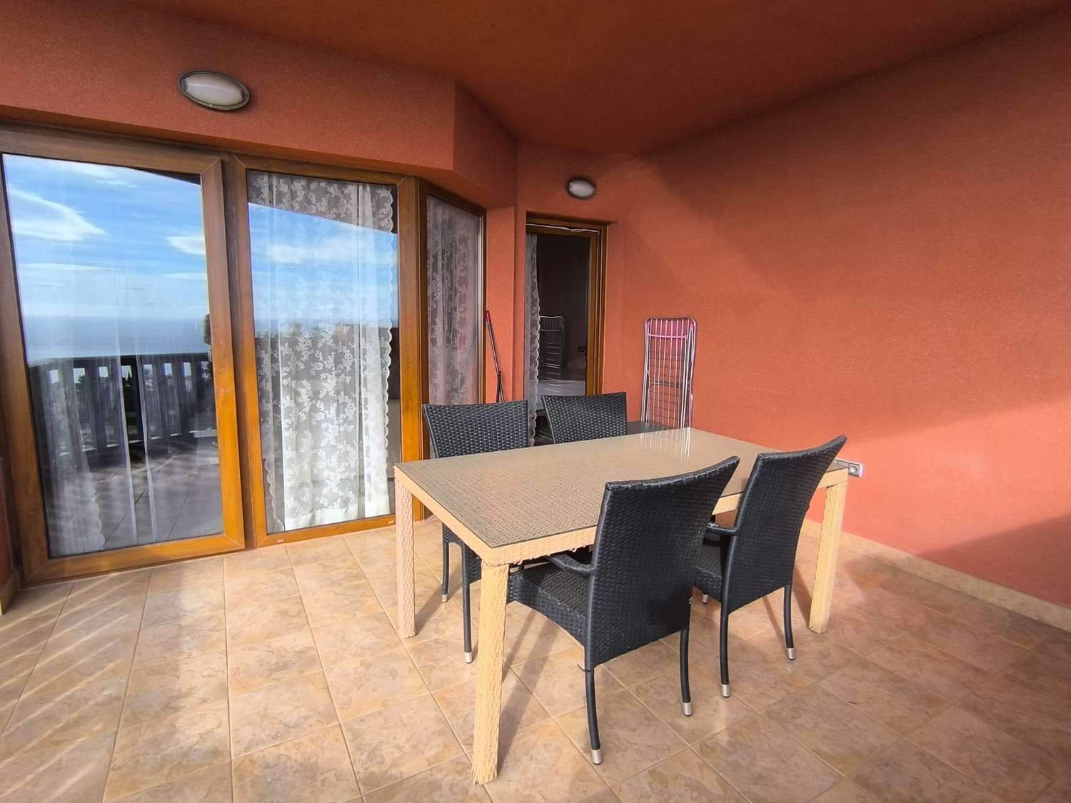 LANGSIKTIG TIL LEIE FRA NÅ AV VAKKER LEILIGHET MED HAVUTSIKT I ALTOS DEL HIGUERON