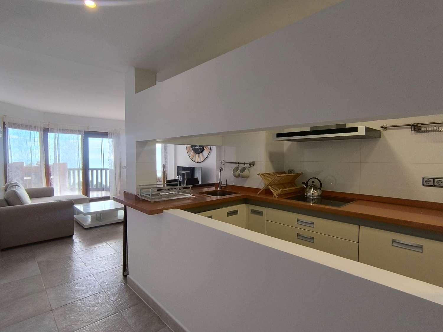 LANGSIKTIG TIL LEIE FRA NÅ AV VAKKER LEILIGHET MED HAVUTSIKT I ALTOS DEL HIGUERON