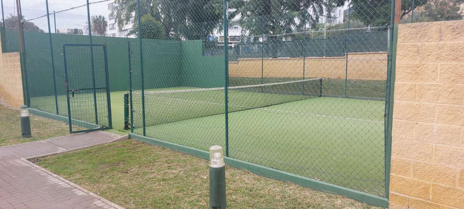 SE VENDE BONITO PISO CON VISTAS AL MAR EN ZONA DEL PINILLO (TORREMOLINOS)