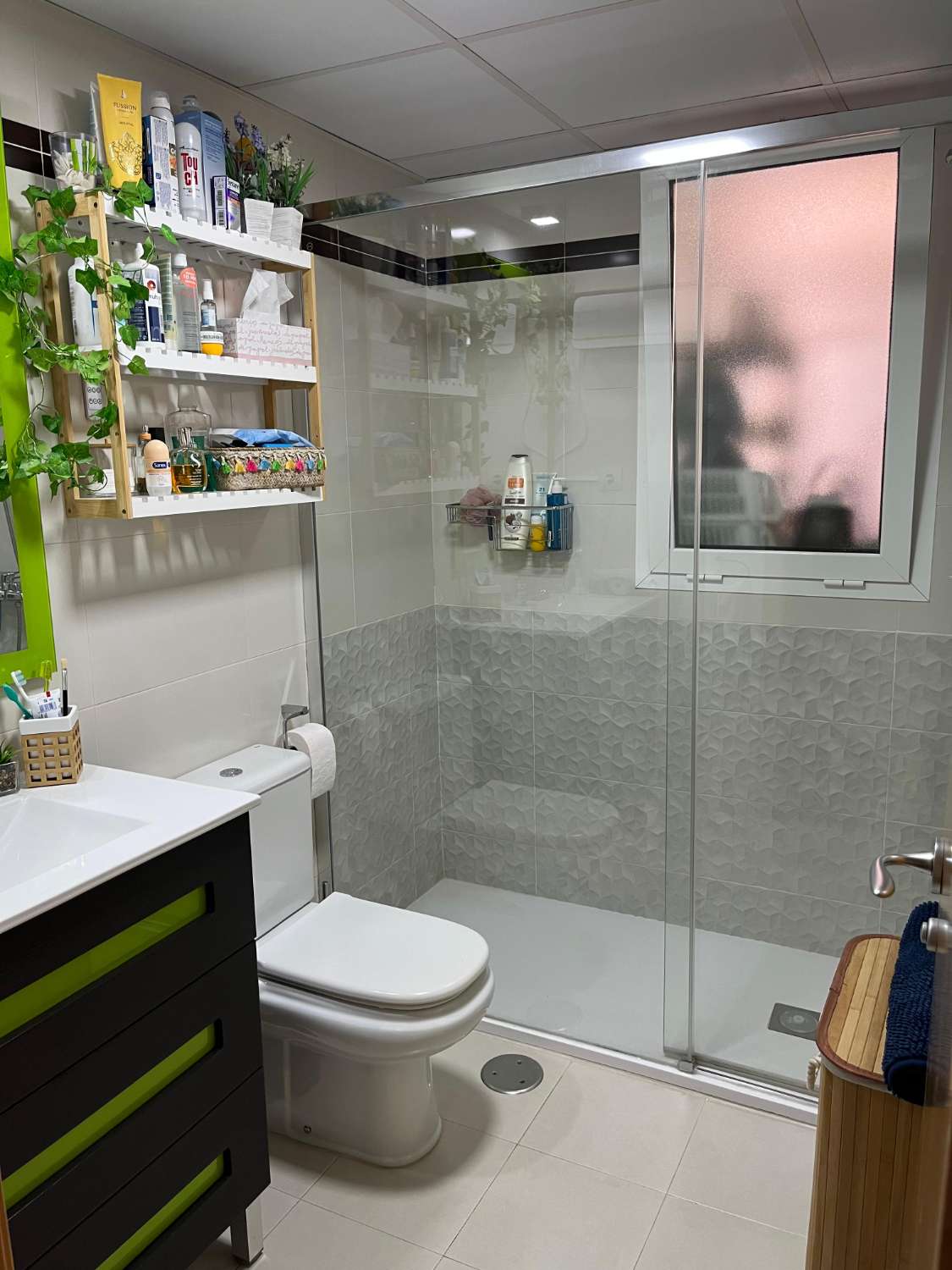 SE VENDE BONITO PISO CON VISTAS AL MAR EN ZONA DEL PINILLO (TORREMOLINOS)