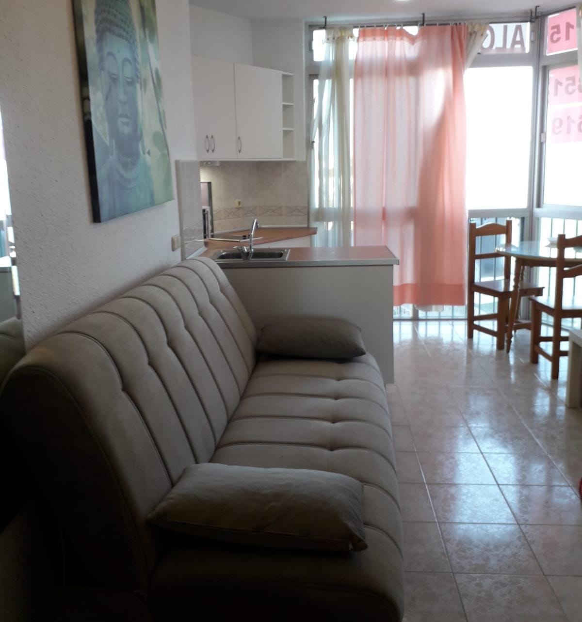 LEJET FRA NU AF I 6 MÅNEDER, EN FORNYBAR SMUK LEJLIGHED PÅ FØRSTE LINJE AF STRANDEN I MIJAS COSTA