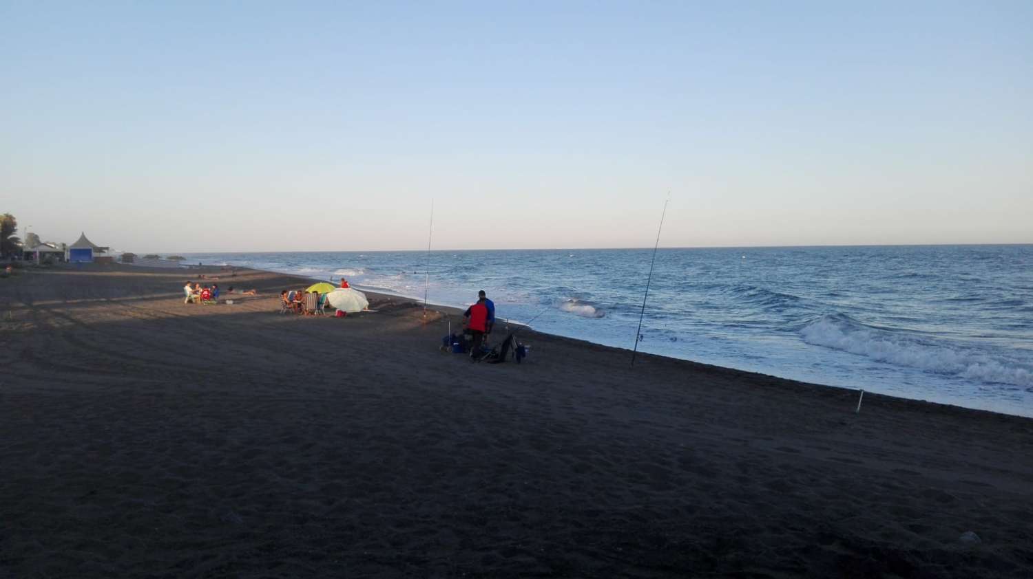 LEJET FRA NU AF I 6 MÅNEDER, EN FORNYBAR SMUK LEJLIGHED PÅ FØRSTE LINJE AF STRANDEN I MIJAS COSTA