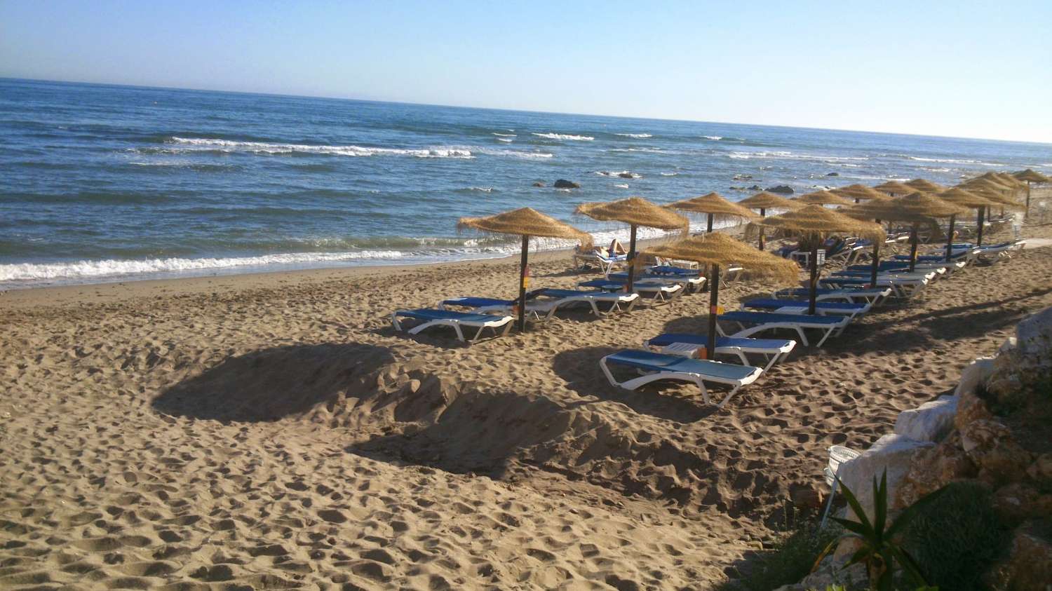 LEJET FRA NU AF I 6 MÅNEDER, EN FORNYBAR SMUK LEJLIGHED PÅ FØRSTE LINJE AF STRANDEN I MIJAS COSTA