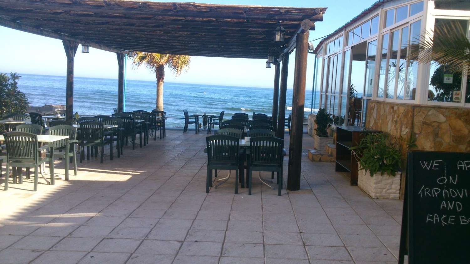 LEJET FRA NU AF I 6 MÅNEDER, EN FORNYBAR SMUK LEJLIGHED PÅ FØRSTE LINJE AF STRANDEN I MIJAS COSTA