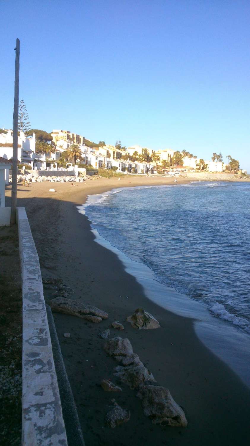 LEJET FRA NU AF I 6 MÅNEDER, EN FORNYBAR SMUK LEJLIGHED PÅ FØRSTE LINJE AF STRANDEN I MIJAS COSTA