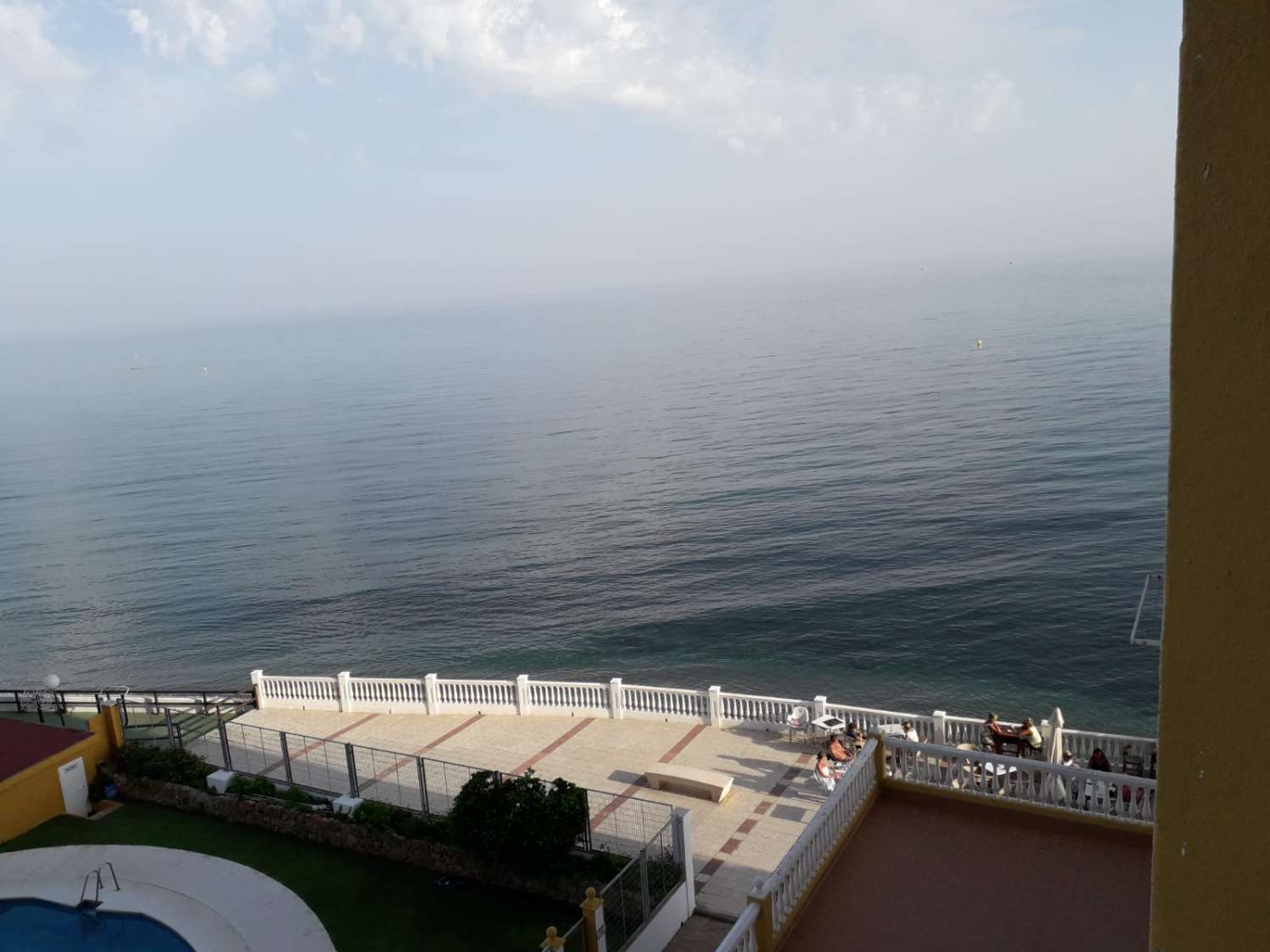 LEJET FRA NU AF I 6 MÅNEDER, EN FORNYBAR SMUK LEJLIGHED PÅ FØRSTE LINJE AF STRANDEN I MIJAS COSTA