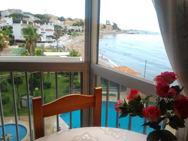 LEJET FRA NU AF I 6 MÅNEDER, EN FORNYBAR SMUK LEJLIGHED PÅ FØRSTE LINJE AF STRANDEN I MIJAS COSTA