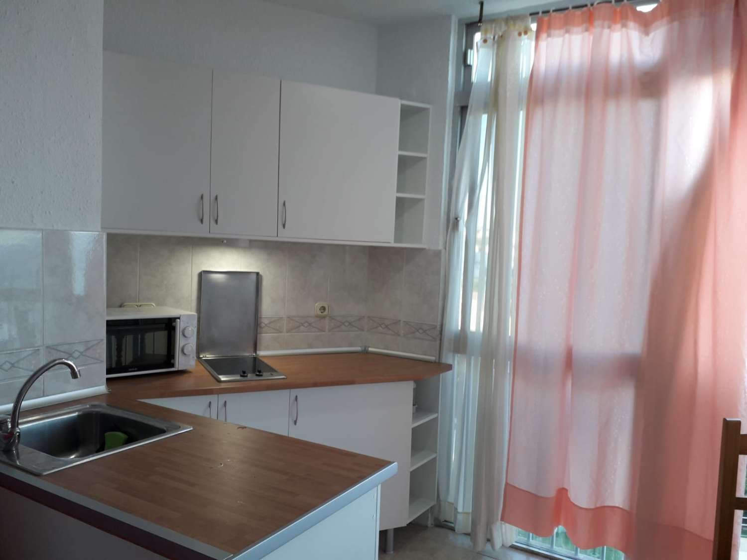 LEJET FRA NU AF I 6 MÅNEDER, EN FORNYBAR SMUK LEJLIGHED PÅ FØRSTE LINJE AF STRANDEN I MIJAS COSTA