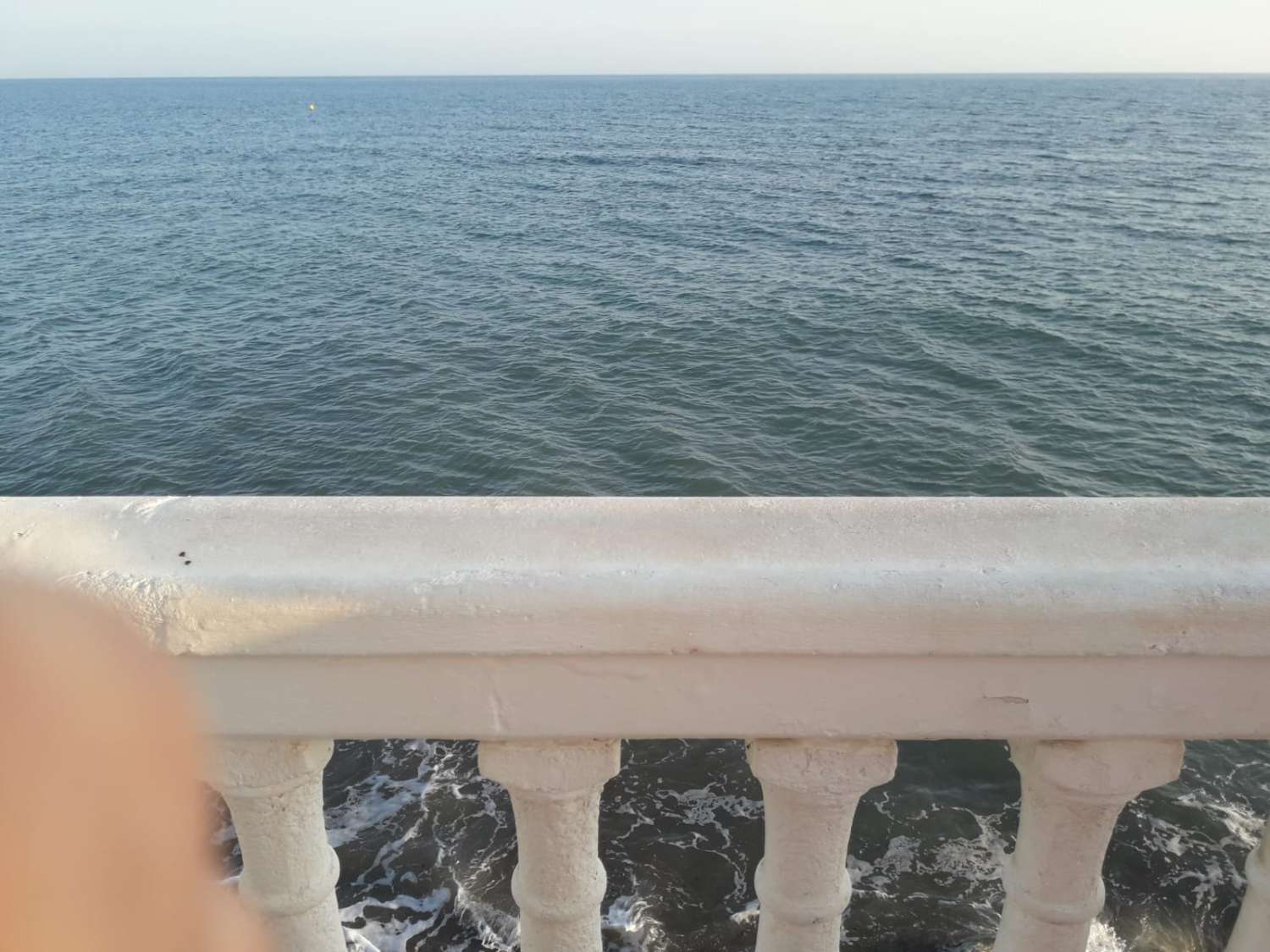 LEJET FRA NU AF I 6 MÅNEDER, EN FORNYBAR SMUK LEJLIGHED PÅ FØRSTE LINJE AF STRANDEN I MIJAS COSTA