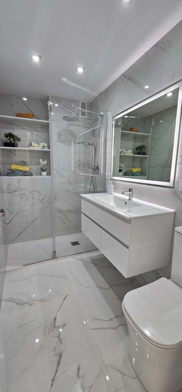 UTHYRNING NU - 30.6.26 OCH FRÅN 1.9.26-30.6.27 VACKER LÄGENHET MED UTSIKT MOT HAVET I FUENGIROLA