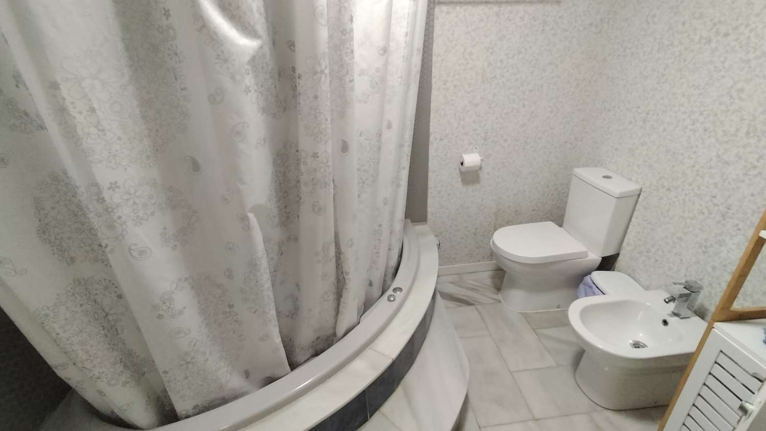 ELLE EST LOUÉE À LONG TERME À PARTIR DU 1.9.26 PAR UNE BELLE VILLA JUMELÉE À BENALMÁDENA, TORREQUEBRADA.