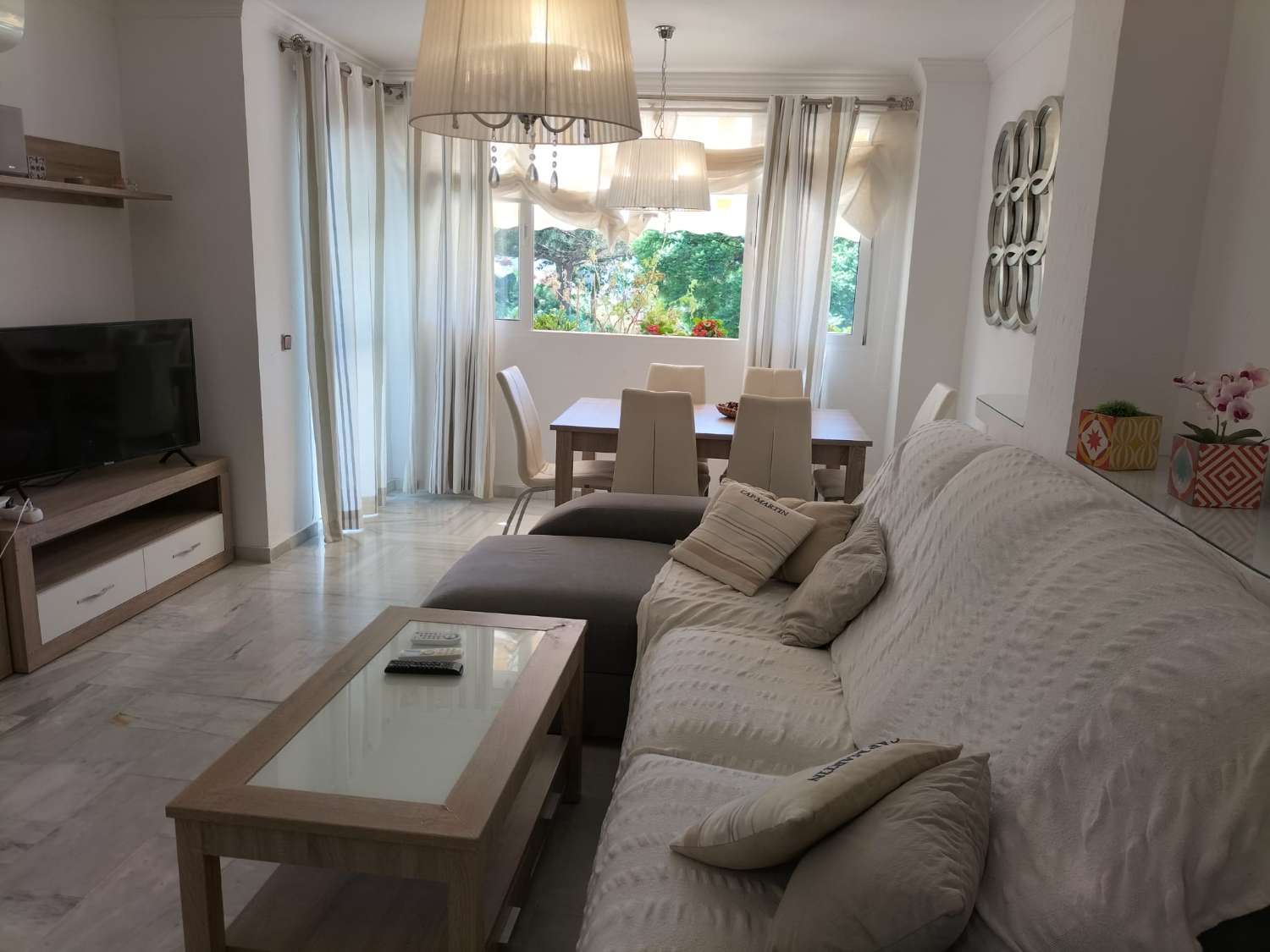 ELLE EST LOUÉE À LONG TERME À PARTIR DU 1.9.26 PAR UNE BELLE VILLA JUMELÉE À BENALMÁDENA, TORREQUEBRADA.