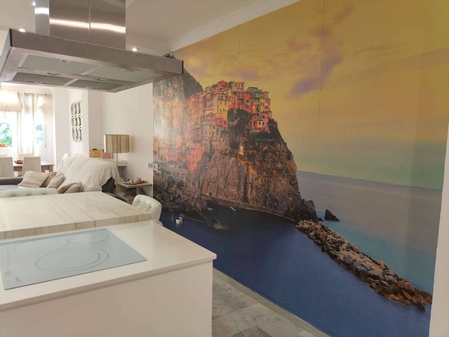 ELLE EST LOUÉE À LONG TERME À PARTIR DU 1.9.26 PAR UNE BELLE VILLA JUMELÉE À BENALMÁDENA, TORREQUEBRADA.