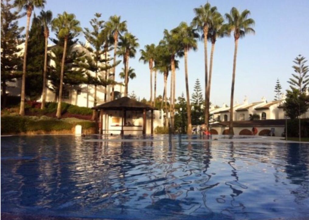 ELLE EST LOUÉE À LONG TERME À PARTIR DU 1.9.26 PAR UNE BELLE VILLA JUMELÉE À BENALMÁDENA, TORREQUEBRADA.