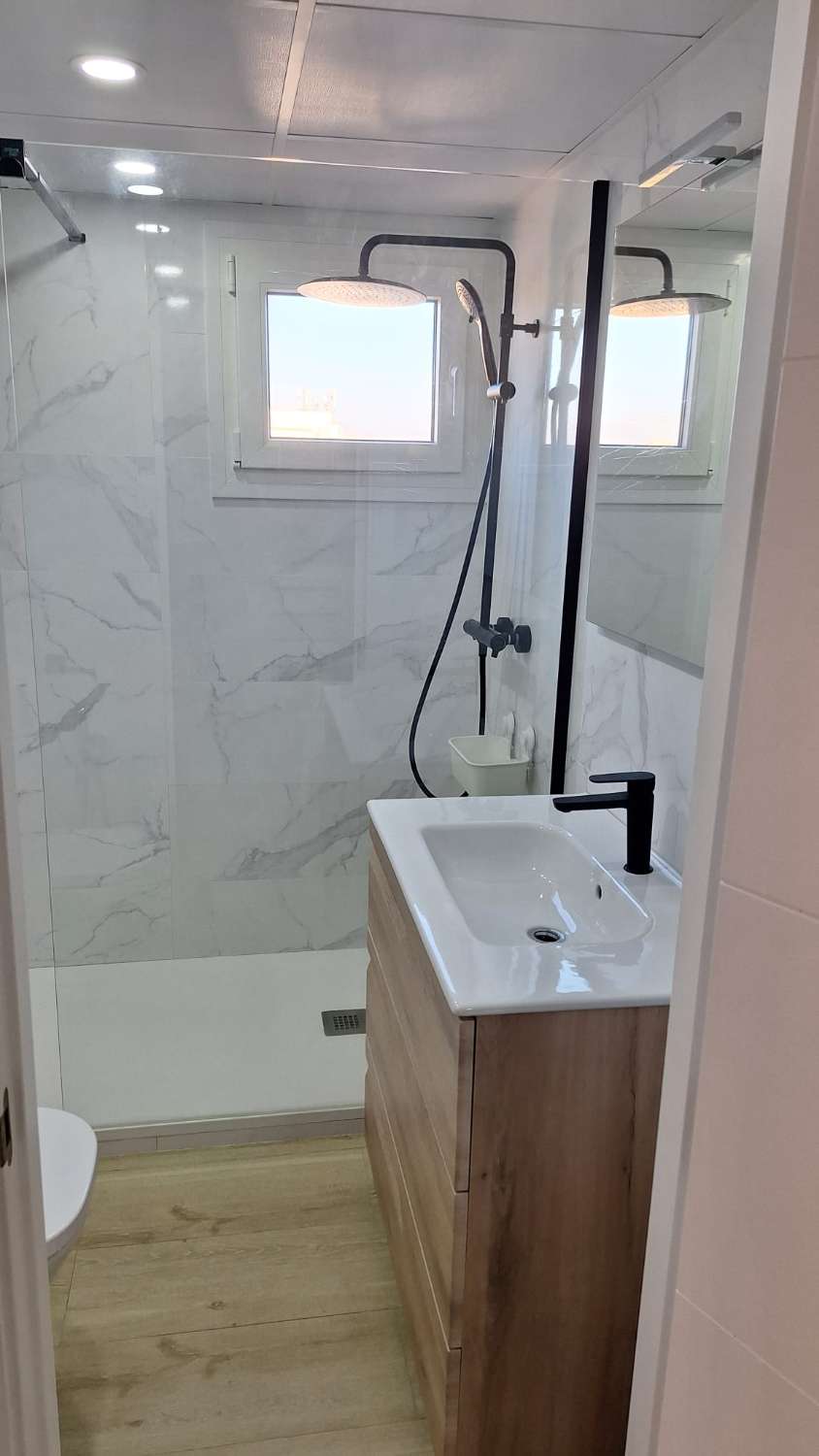 TE HUUR VAN 30/11/26 TOT 28-03-27 PRACHTIG 1ST LINE APPARTEMENT MET PRACHTIG ZEEZICHT IN FUENGIROLA