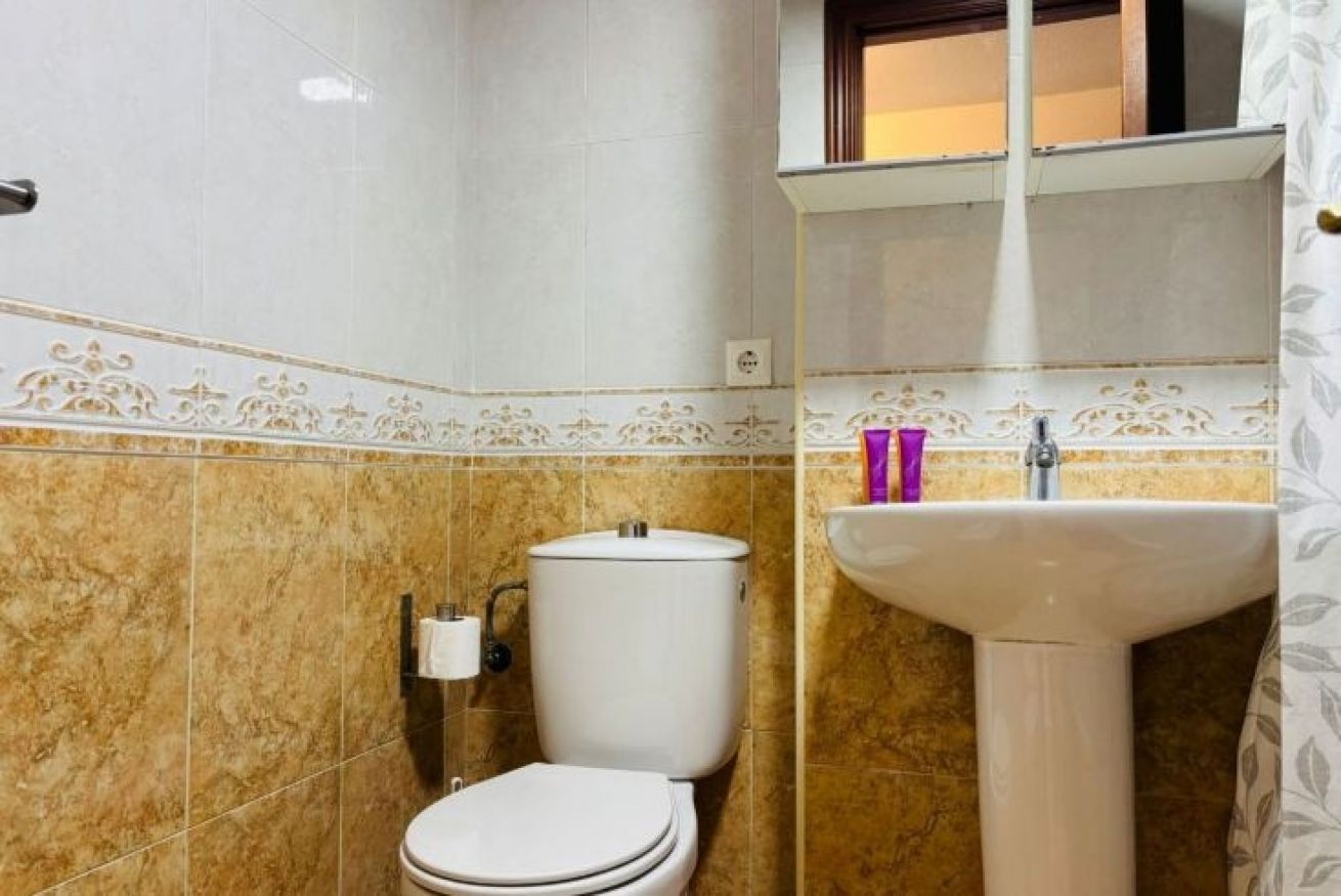 Til leje fra nu til 31.6.26 og fra 1.9.26-31.5.27 Flot lejlighed med havudsigt fra siden i Benalmadena meget tæt på Puerto Marina