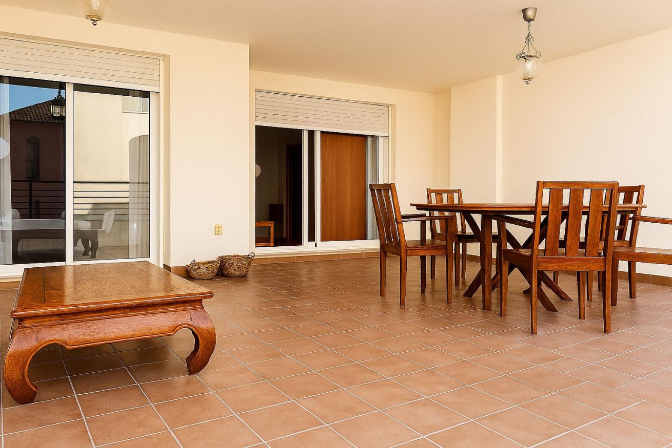 Til leje fra nu til 31.6.26 og fra 1.9.26-31.5.27 Flot lejlighed med havudsigt fra siden i Benalmadena meget tæt på Puerto Marina