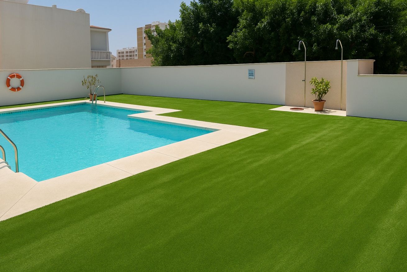 Til leje fra nu til 31.6.26 og fra 1.9.26-31.5.27 Flot lejlighed med havudsigt fra siden i Benalmadena meget tæt på Puerto Marina