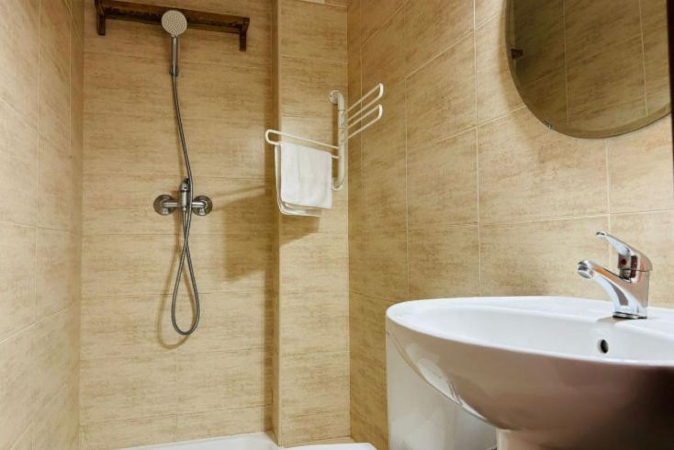 Til leje fra nu til 31.6.26 og fra 1.9.26-31.5.27 Flot lejlighed med havudsigt fra siden i Benalmadena meget tæt på Puerto Marina