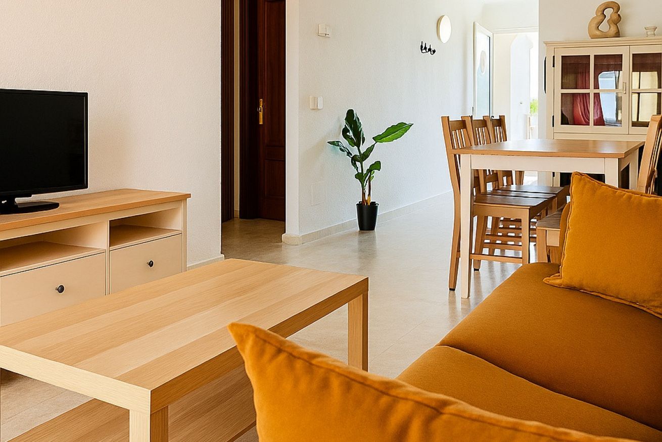 Til leje fra nu til 31.6.26 og fra 1.9.26-31.5.27 Flot lejlighed med havudsigt fra siden i Benalmadena meget tæt på Puerto Marina