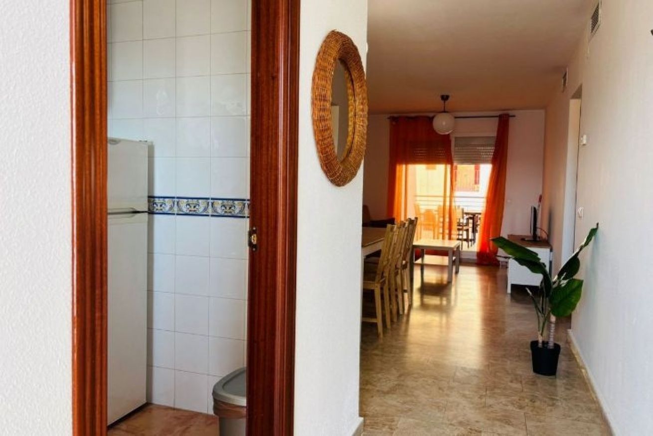 Til leje fra nu til 31.6.26 og fra 1.9.26-31.5.27 Flot lejlighed med havudsigt fra siden i Benalmadena meget tæt på Puerto Marina