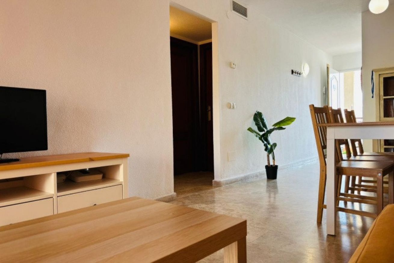 Til leje fra nu til 31.6.26 og fra 1.9.26-31.5.27 Flot lejlighed med havudsigt fra siden i Benalmadena meget tæt på Puerto Marina