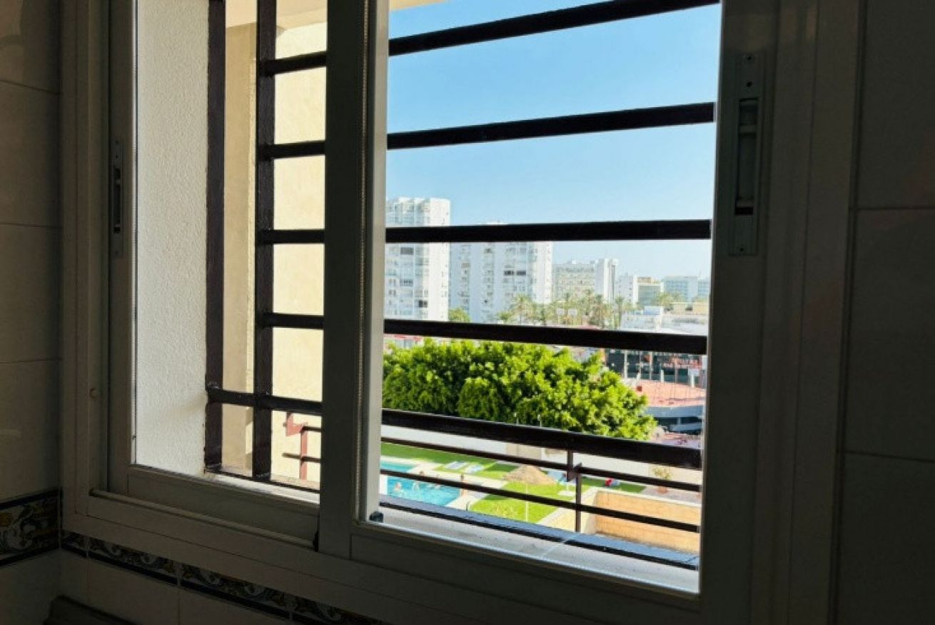 Til leje fra nu til 31.6.26 og fra 1.9.26-31.5.27 Flot lejlighed med havudsigt fra siden i Benalmadena meget tæt på Puerto Marina