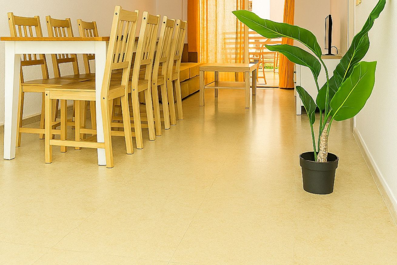 Til leje fra nu til 31.6.26 og fra 1.9.26-31.5.27 Flot lejlighed med havudsigt fra siden i Benalmadena meget tæt på Puerto Marina