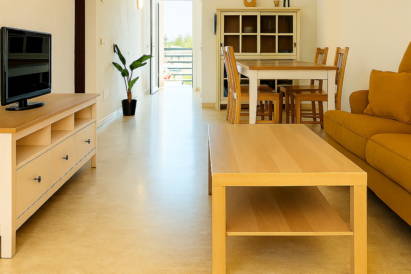 Til leje fra nu til 31.6.26 og fra 1.9.26-31.5.27 Flot lejlighed med havudsigt fra siden i Benalmadena meget tæt på Puerto Marina