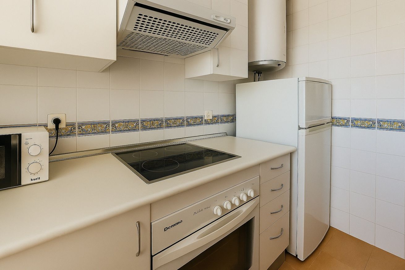 Til leje fra nu til 31.6.26 og fra 1.9.26-31.5.27 Flot lejlighed med havudsigt fra siden i Benalmadena meget tæt på Puerto Marina