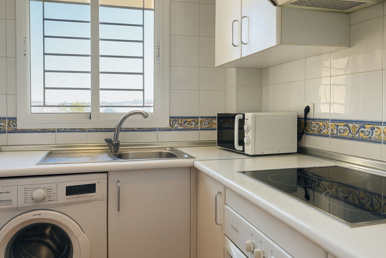 Til leje fra nu til 31.6.26 og fra 1.9.26-31.5.27 Flot lejlighed med havudsigt fra siden i Benalmadena meget tæt på Puerto Marina