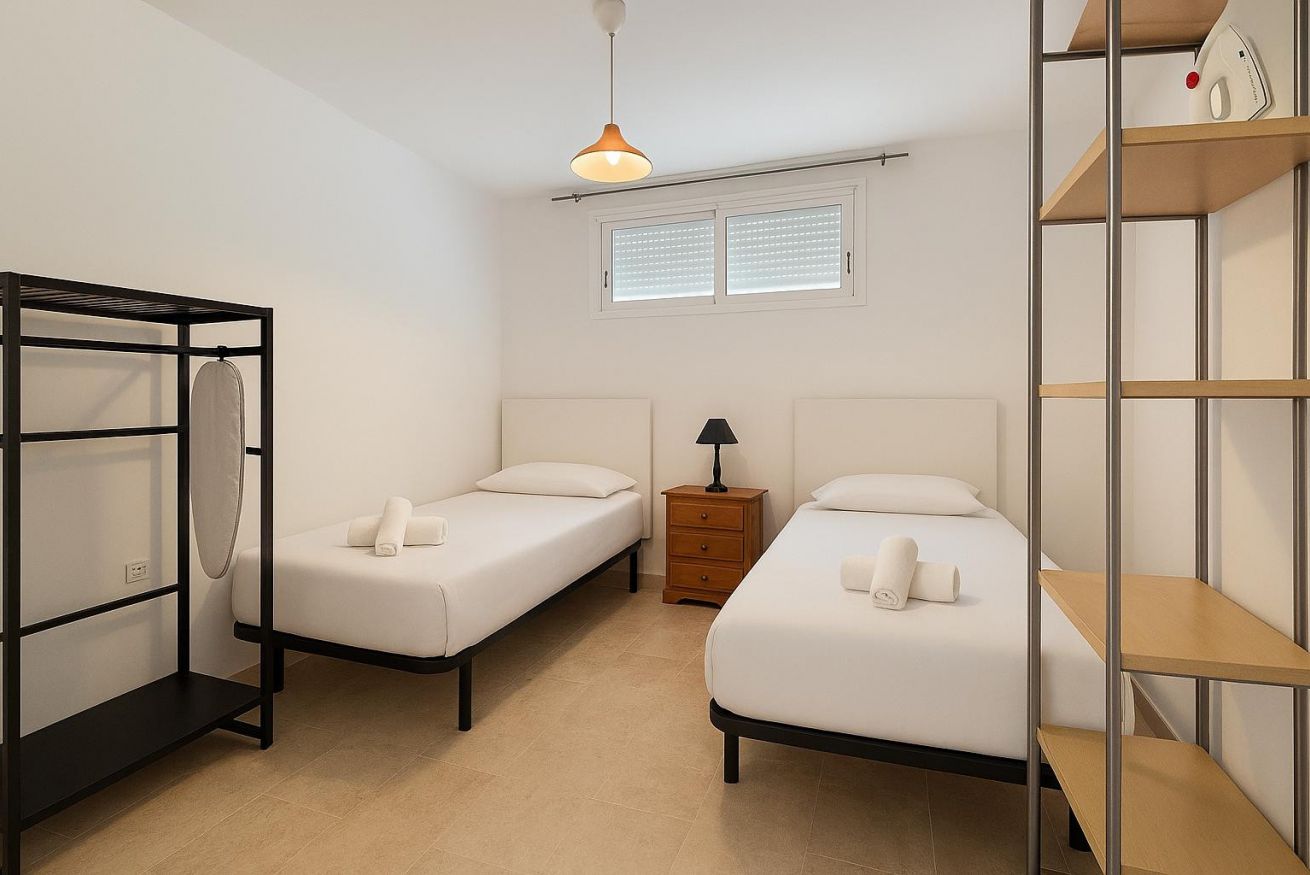 Til leje fra nu til 31.6.26 og fra 1.9.26-31.5.27 Flot lejlighed med havudsigt fra siden i Benalmadena meget tæt på Puerto Marina