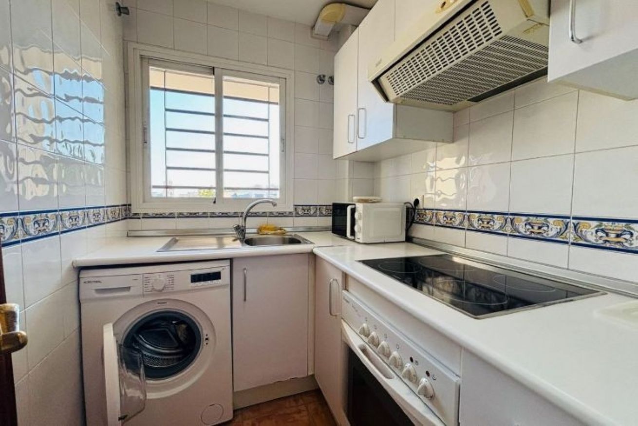 Til leje fra nu til 31.6.26 og fra 1.9.26-31.5.27 Flot lejlighed med havudsigt fra siden i Benalmadena meget tæt på Puerto Marina