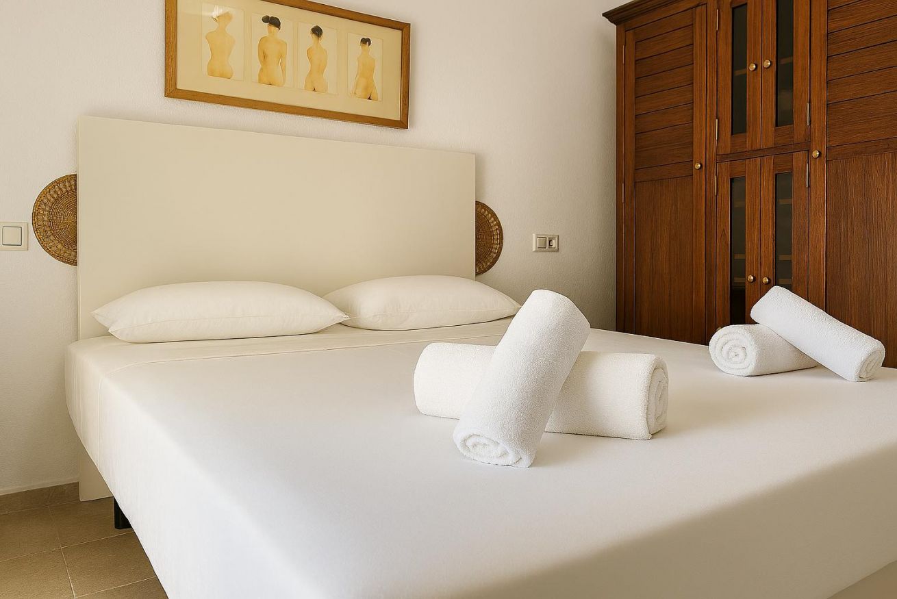 Til leje fra nu til 31.6.26 og fra 1.9.26-31.5.27 Flot lejlighed med havudsigt fra siden i Benalmadena meget tæt på Puerto Marina