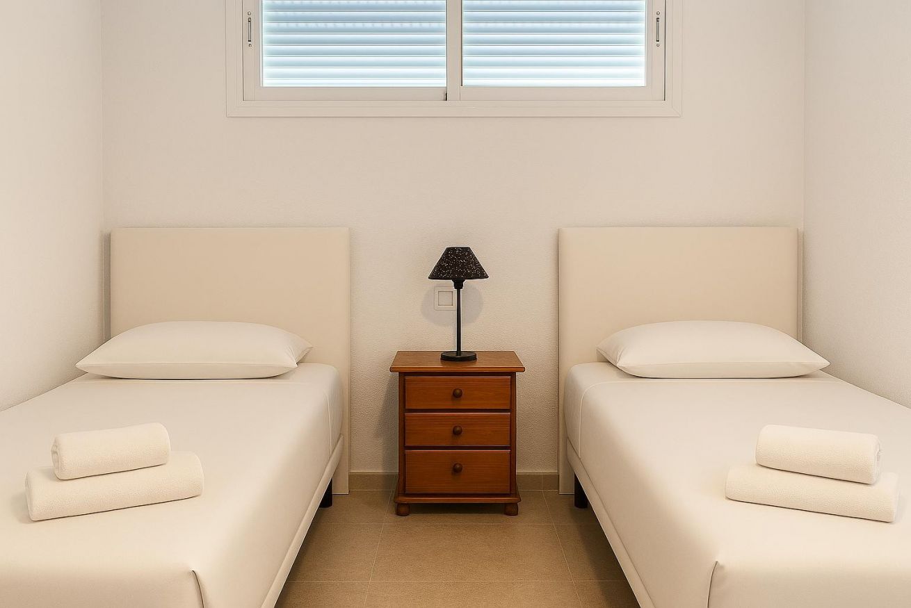 Til leje fra nu til 31.6.26 og fra 1.9.26-31.5.27 Flot lejlighed med havudsigt fra siden i Benalmadena meget tæt på Puerto Marina