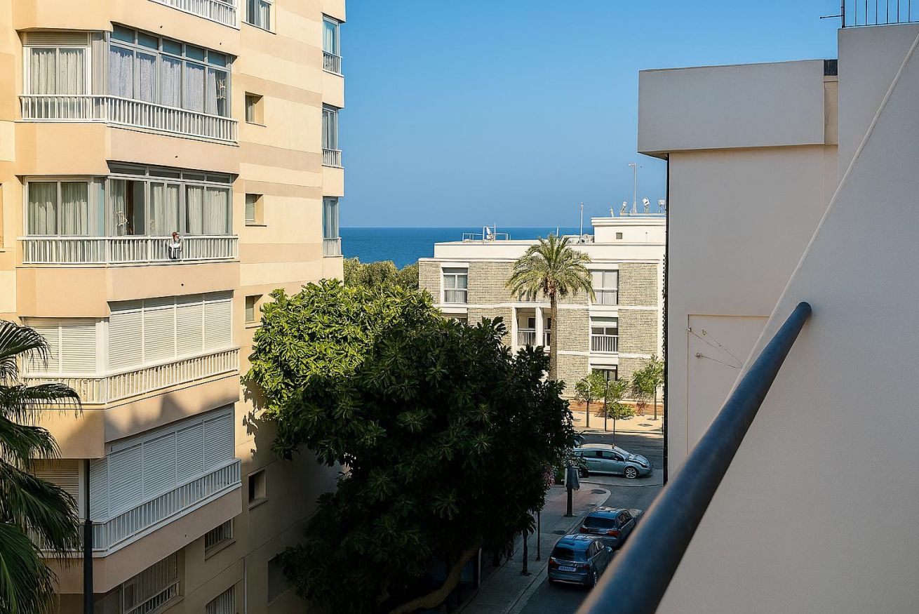 Til leje fra nu til 31.6.26 og fra 1.9.26-31.5.27 Flot lejlighed med havudsigt fra siden i Benalmadena meget tæt på Puerto Marina