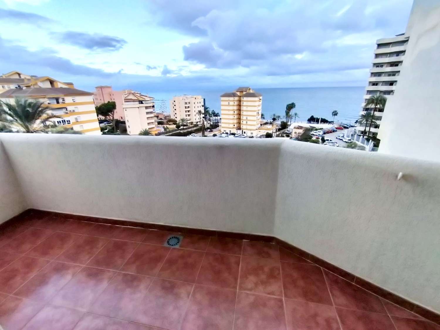 FLOT LEJLIGHED MED HAV I BENALMADENA PÅ 2. LINJE AF STRANDEN TIL LEJE PÅ LANG SIGT