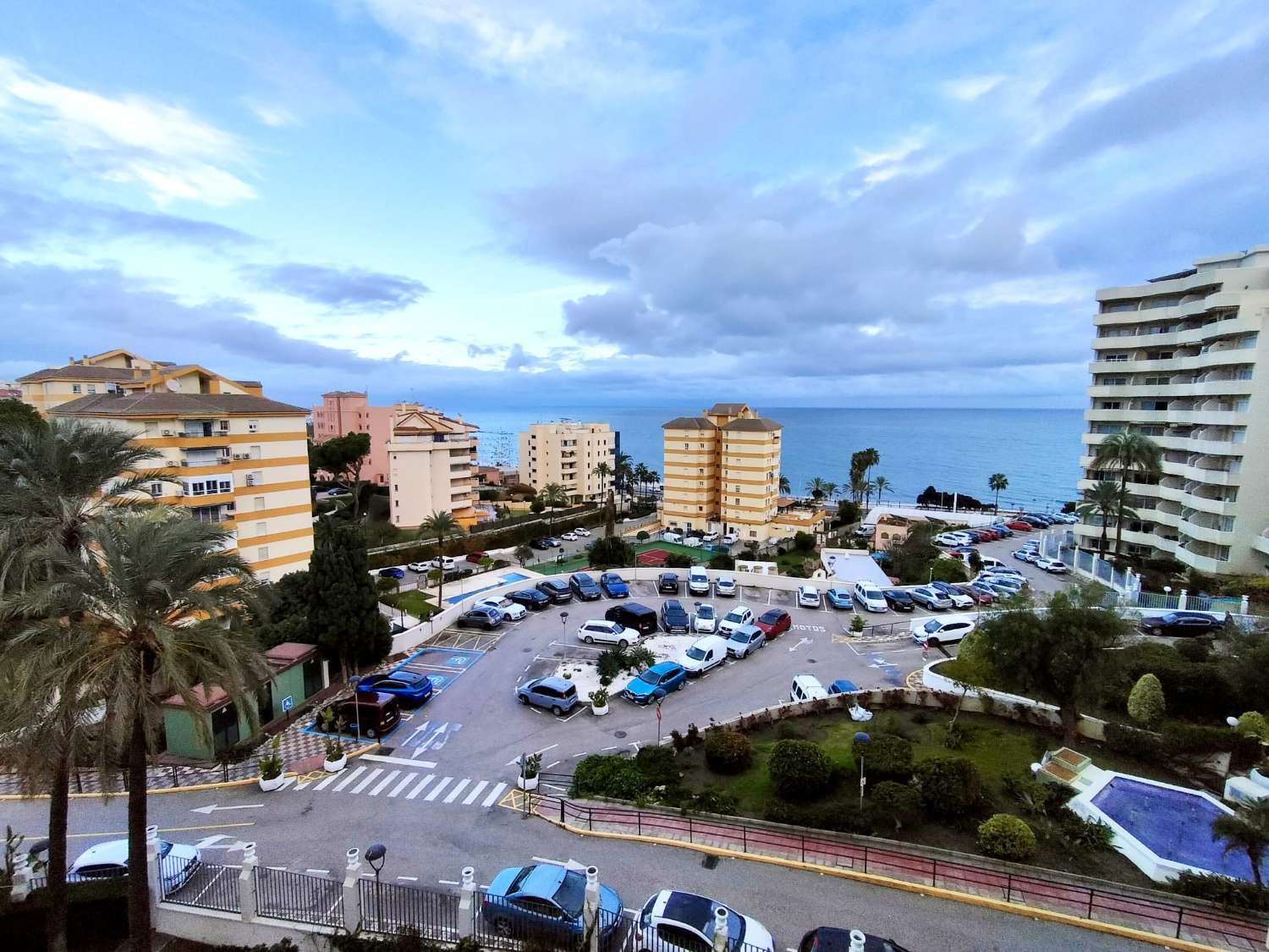 FLOT LEJLIGHED MED HAV I BENALMADENA PÅ 2. LINJE AF STRANDEN TIL LEJE PÅ LANG SIGT