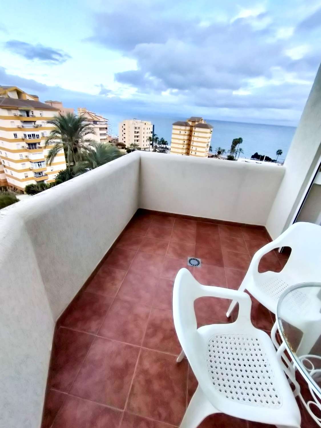 FLOT LEJLIGHED MED HAV I BENALMADENA PÅ 2. LINJE AF STRANDEN TIL LEJE PÅ LANG SIGT