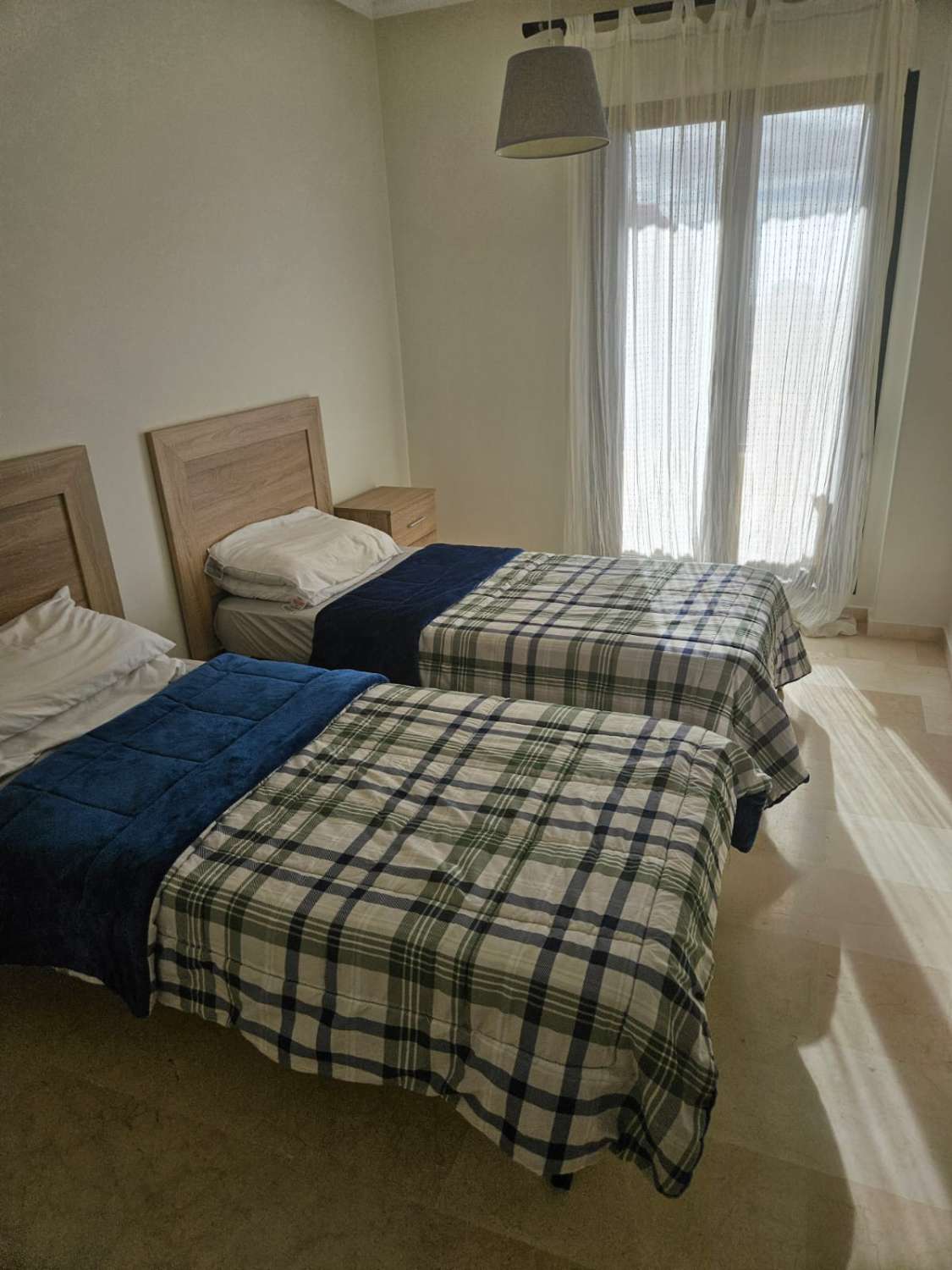 Kaunis asunto merinäköaloilta myynnissä Benalmadenassa.