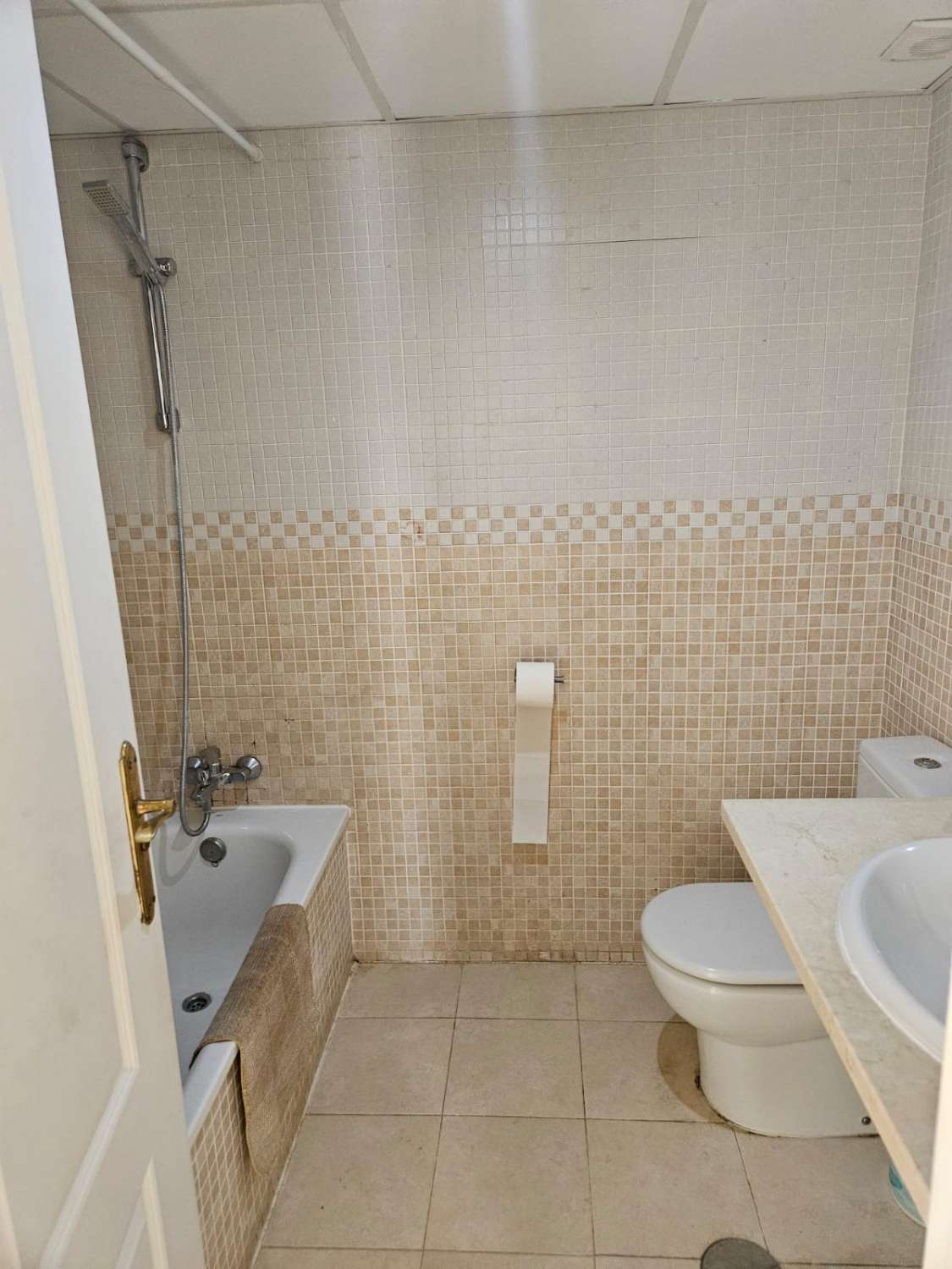 Kaunis asunto merinäköaloilta myynnissä Benalmadenassa.